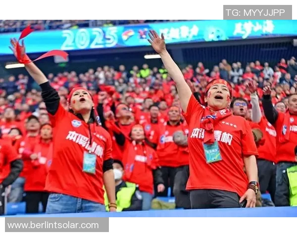 足球明星与球迷亲密合照展现温暖瞬间传递足球热情与梦想